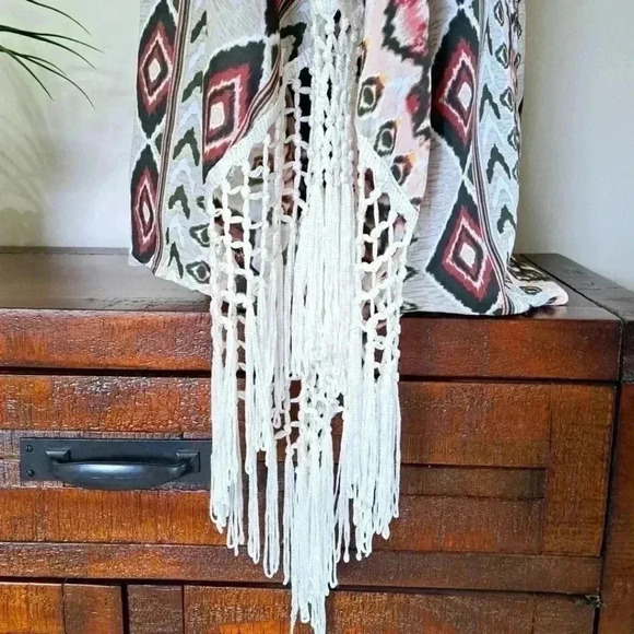 ❤️ Vero Moda Crochet Fringe Print V-neck Top Poncho Size small/medium - Picture 6 of 13